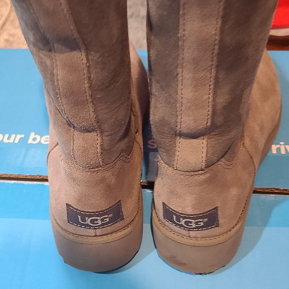 UGGS - Picture 2 of 2